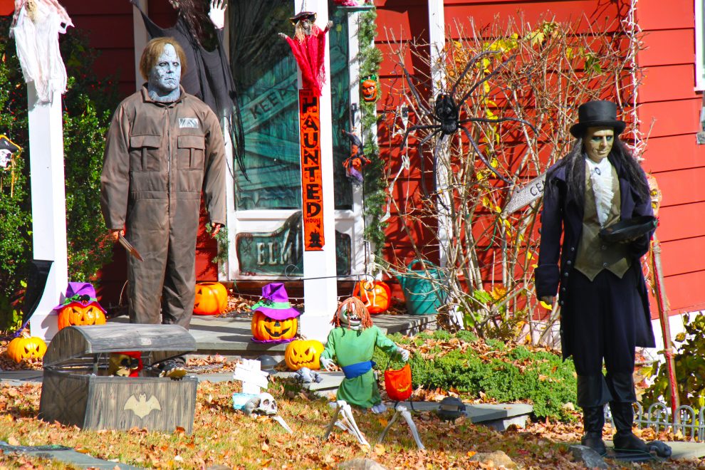 Looking for Halloween Haunted Houses or Yard Displays in Santa Clarita