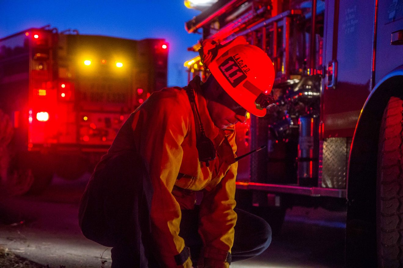 Copper Fire Firefighters battle blaze in Valencia neighborhood, 1