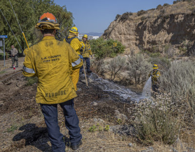 PHOTO: Firefighters quickly snuff grass fire