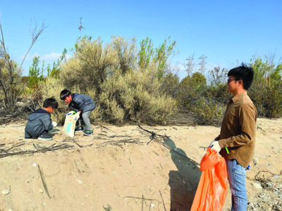 Volunteering can be a family affair. The River Rally is a fun family day to volunteer. Photo city of Santa Clarita.