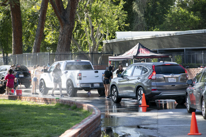 Cars waited in line to receive a car wash from the Hart show choir students Saturday morning, Sept. 9, 2023. Habeba Mostafa/ The Signal