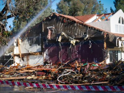 Fire breaks out at strip mall 