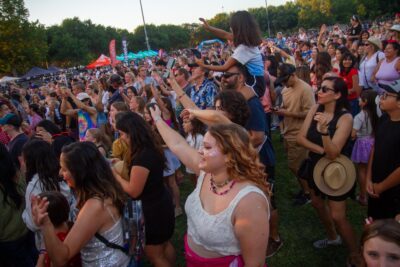 Swifites sing along to Taylor Swift classics during the first installment of the 2025 Concerts in Park series. Lead singer Sarah Jessica Rhodes delivered a Twist on Taylor: A Tribute to Taylor Swift performance, presented by the city of Santa Clarita on July 12, 2025 at Central Park in Saugus, Calif. Katherine Quezada/The Signal