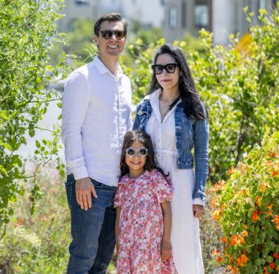 Nayelli Gonzalez and husband, Peter O’Brien, with their daughter Vivienne, 6. PHOTO BY Habeba Mostafa / The Signal