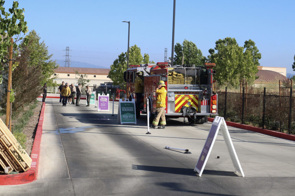 Read more about the article Photos: Vehicle fire at car wash