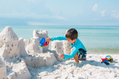 Do you want to build a sandcastle? There are places to learn how to build one and many places to watch or participate in contents. ©AdobeStock