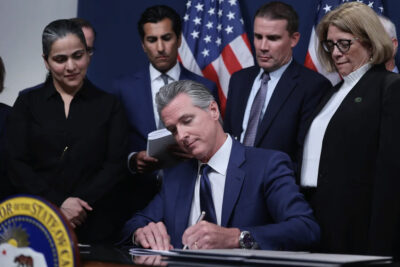 Gov. Gavin Newsom signs the Election Rigging Response Act at the Capitol Annex Swing Space in Sacramento on Aug. 21, 2025. Photo by Miguel Gutierrez Jr., CalMatters