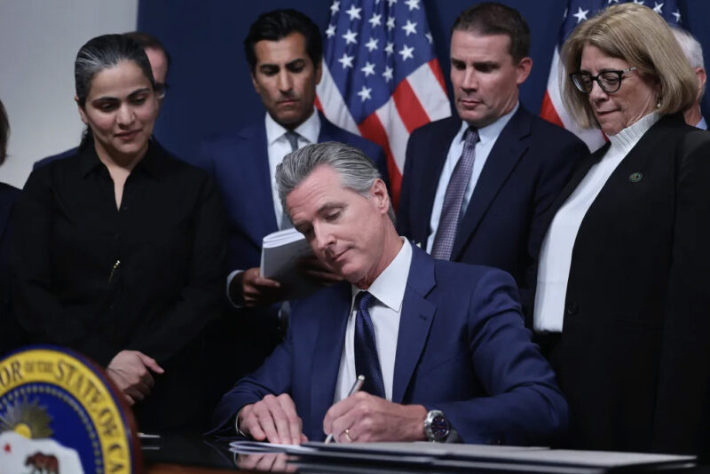 Gov. Gavin Newsom signs the Election Rigging Response Act at the Capitol Annex Swing Space in Sacramento on Aug. 21, 2025. Photo by Miguel Gutierrez Jr., CalMatters