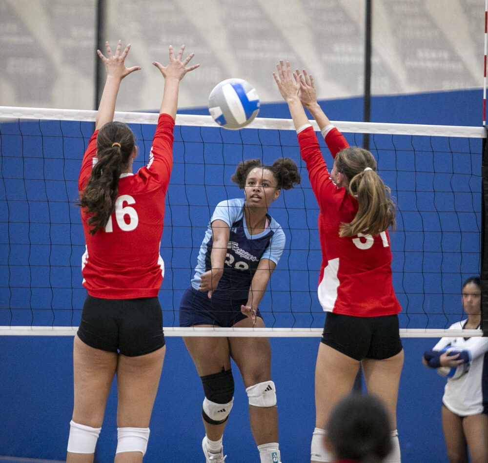 Read more about the article Saugus volleyball drops 5-set thriller to Village Christian 