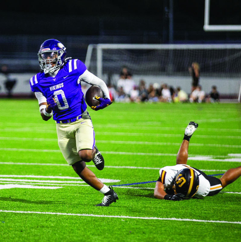 Valencia wide receiver Elias Holloway (0) scores the first touchdown of the game against Simi Valley during the first quarter of Friday’s game at Valencia High School on Aug. 22, 2025. Habeba Mostafa/ The Signal