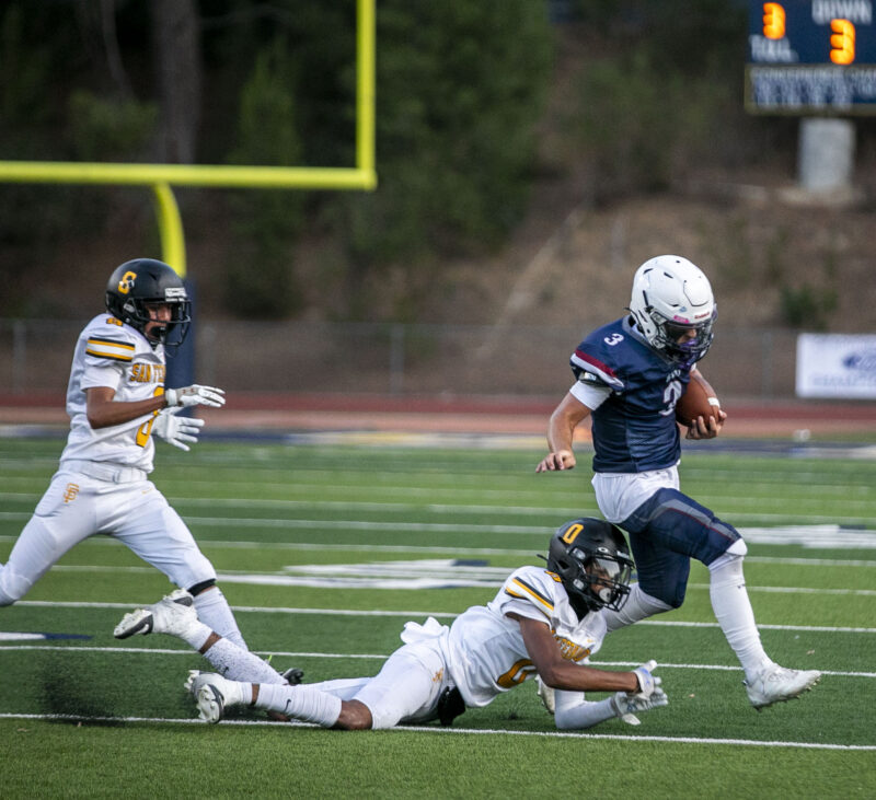 Trinity running back Aiden Visconti (3) runs with the ball against San Fernando defense during the first quarter of Saturday’s game at College of the Canyons on Aug. 23, 2025. Habeba Mostafa/ The Signal
