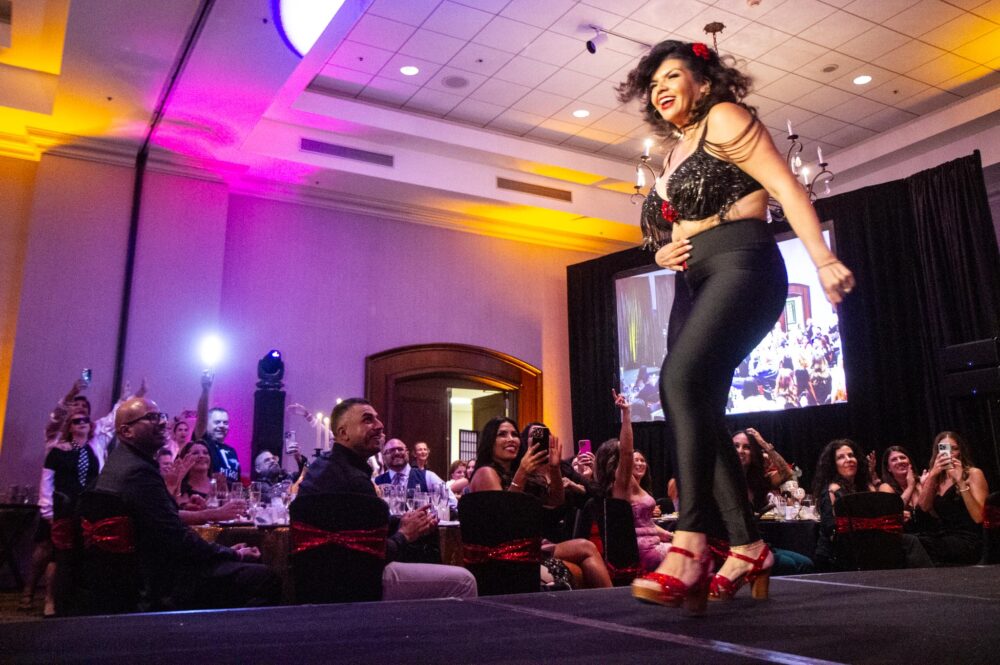 Model Gris Barron struts the runway at the annual Bras for a Cause fundraiser hosted by Soroptimist International of Valencia on Sett. 27, 2025 at the Hyatt Regency Valencia. Katherine Quezada/The Signal