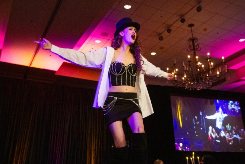 Model Jordan Hoyle dances on the runway for the annual Bras for a Cause fundraiser hosted by Soroptimist International of Valencia on Sett. 27, 2025 at the Hyatt Regency Valencia. Katherine Quezada/The Signal
