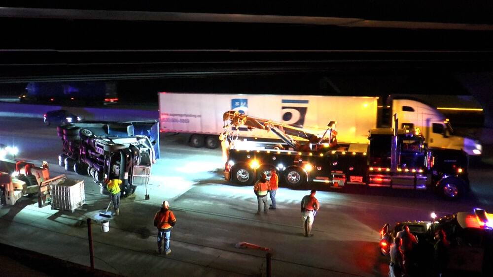 Read more about the article Dump truck falls on its side, causes delays on I-5  