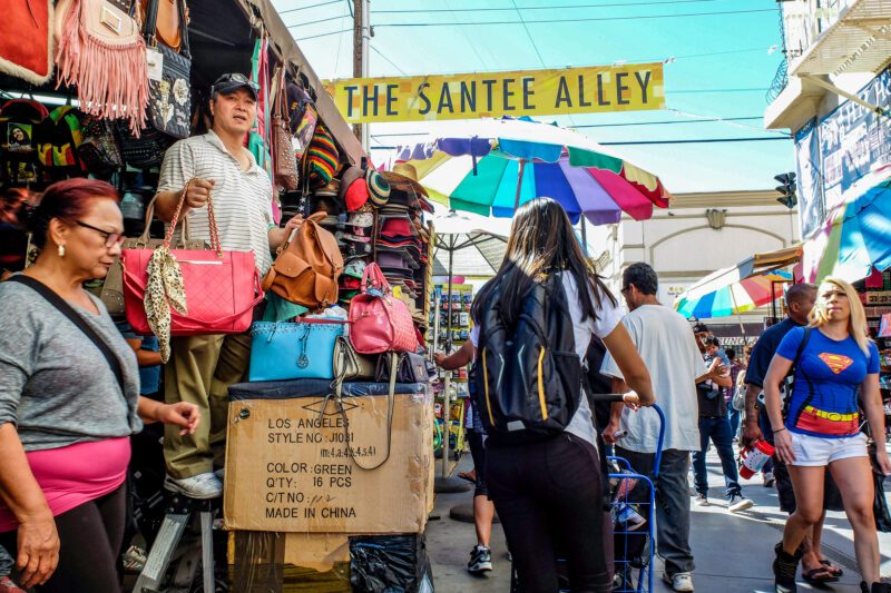Santee Alley offers more than 150 shops stacked into its bustling two blocks of bargain deals. ©SHUTTERSTOCK
