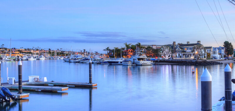 Balboa Island is a classic holiday escape that offers just the right mix of festivity and coastal calm during the winter season. Located in Newport Beach, this compact island is adorned with twinkling lights and famous for its Christmas Boat Parade each December. ©ADOBESTOCK