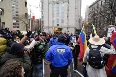 Protesters and counter-protesters gather in front of the Federal District Court in Lower Manhattan where Venezuela leader Nicolás Maduro is expected to appear before a federal judge in New York City, on Jan. 5, 2026. Photo by Samira Bouaou.