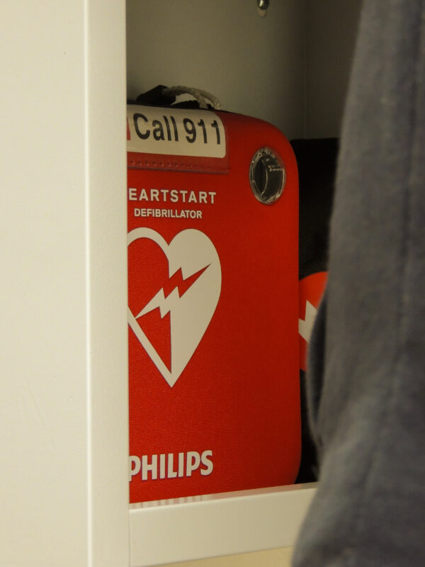 The installed AED sits at the Santa Clarita Valley Food Pantry. Photo courtesy of Nessa Santistevan.