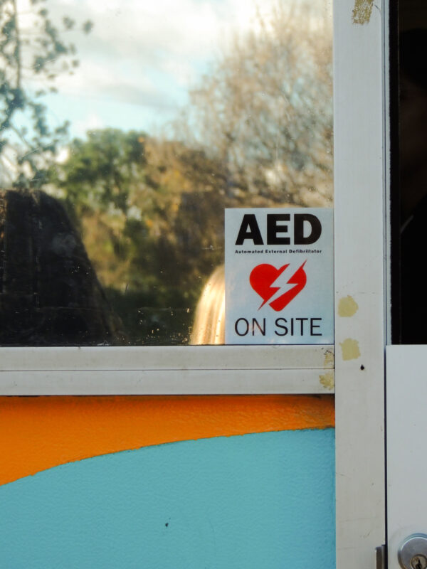 The official AED sticker sits on display on the door at the Santa Clarita Valley Food Pantry. Photo courtesy of Nessa Santistevan.