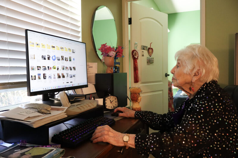 Shirley O'Connell uses her computer at her home at Atria Senior Living in Newhall, Calif., Wednesday, Jan. 14, 2026. Kamryn Martell/The Signal