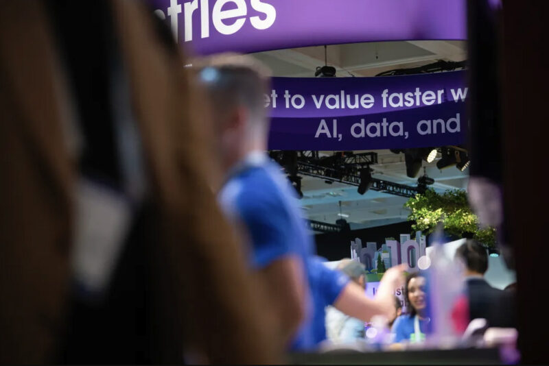 A new California law requires tech companies to disclose how they manage catastrophic risks from artificial intelligence systems. The Dreamforce conference hosted by Salesforce in San Francisco on Sept. 18, 2024. Photo by Florence Middleton for CalMatters