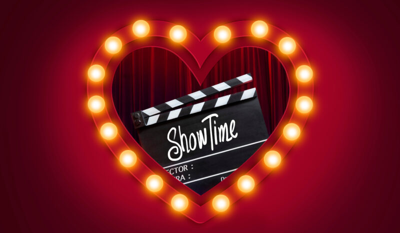 Enjoy a night at home watching romantic movies. ©ADOBESTOCK 