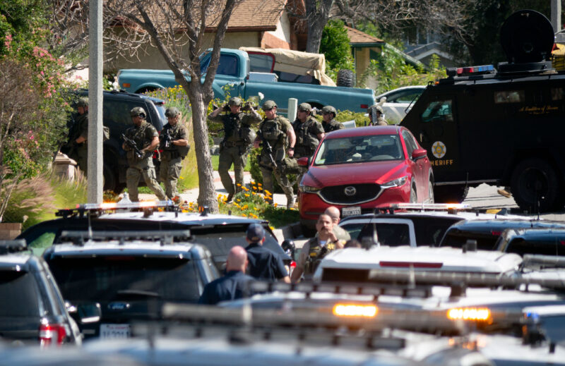 The Los Angeles County Sheriff’s Department Special Enforcement Bureau responds to a barricaded situation that placed nearby schools in Saugus on lockdown on March 4, 2026. Katherine Quezada/The Signal