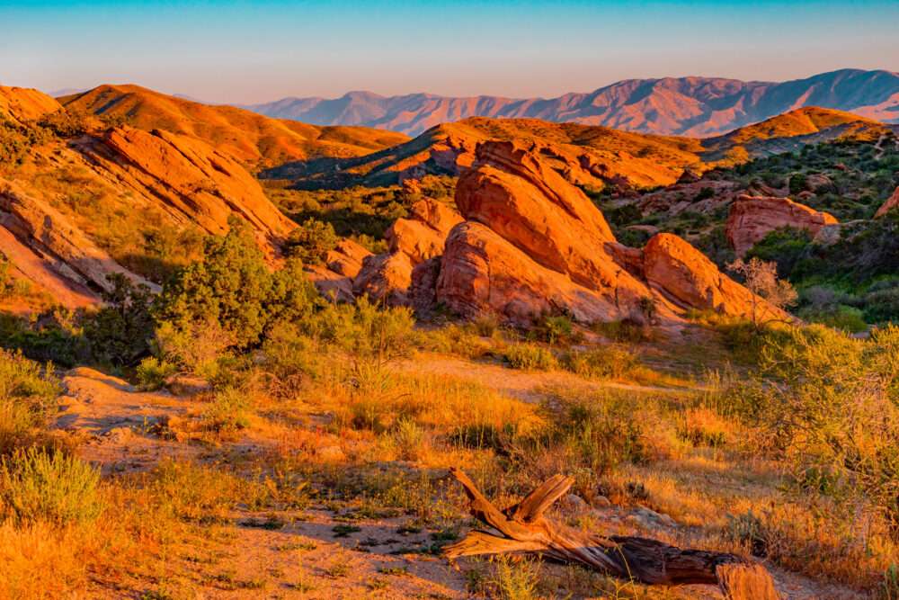 The dramatic sandstone Vasquez Rocks glow in the last light of the day in Southern California. ©ADOBESTOCK