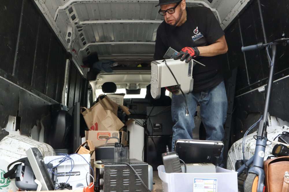 Read more about the article Photos: Paper shred and tech toss at Congregation Beth Shalom