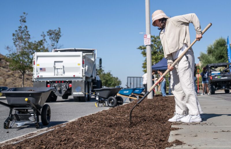 Volunteers distribute mulch along Golden Valley Road for the city of Santa Clarita’s Beautification Day on Saturday, Sept. 12, 2026. Katherine Quezada/The Signal