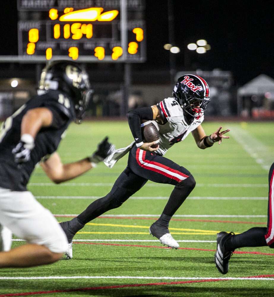Read more about the article Hart football runs away with road win over Golden Valley 