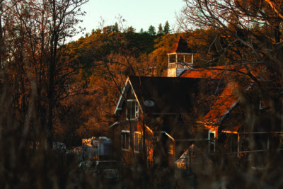 Julian’s fall identity is synonymous with the apple season and thus it offers U-pick experiences, cider tastings and seasonal baked goods. It also offers heritage walking tours and historic sites tied to the town’s Gold Rush past. ©iStock